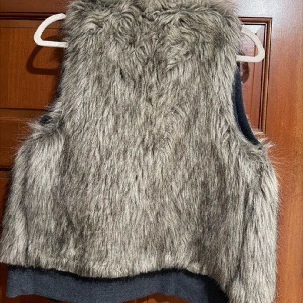 Victoria’s Secret PINK Reversible Faux Fur Vest - Picture 2 of 3